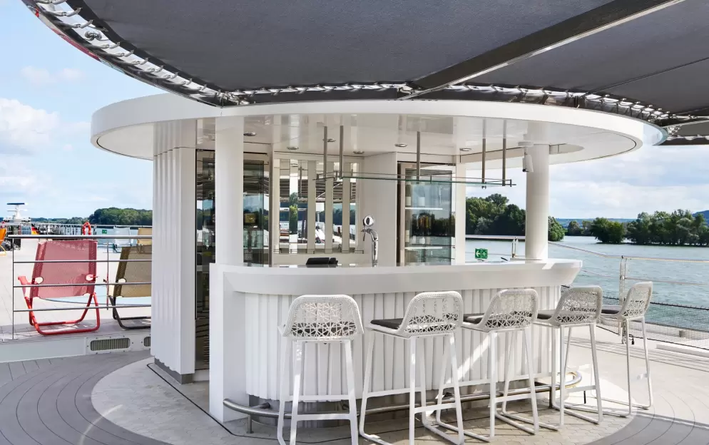 Uniworld SS Victoria - Vista Bar.jpg